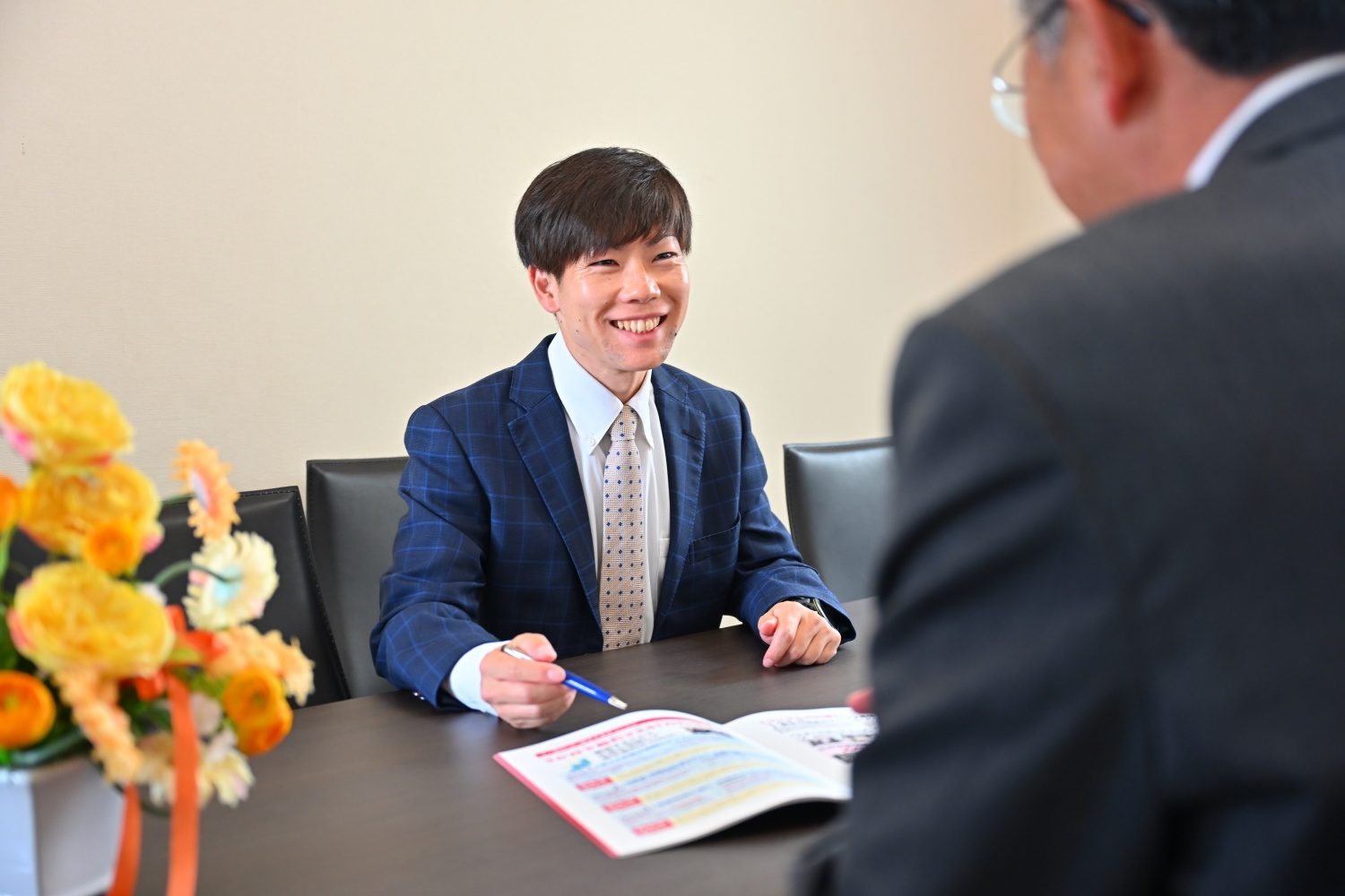 社長の話をメモを取りながら聞く、ロームの社会保険労務士